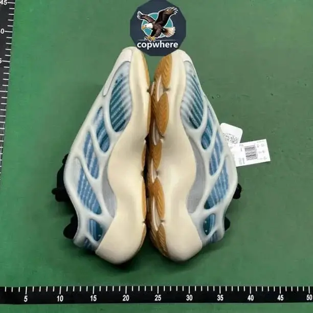 Ver las 4 fotos Yeezy Boost 700 v3