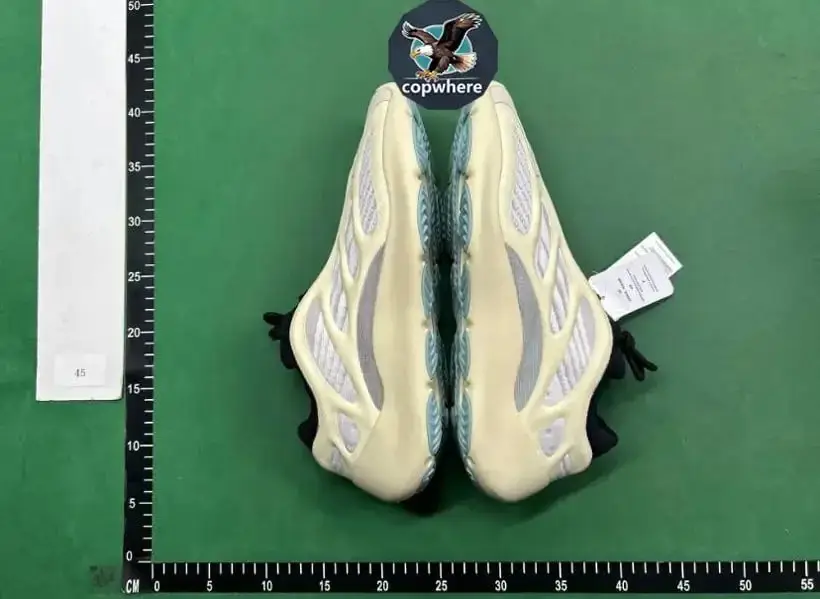 Yeezy Boost 700 v3 vista 4