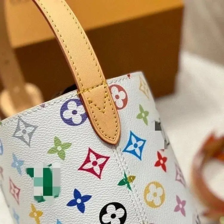 Ver las 4 fotos Louis Vuitton Multicolor Monogram Bucket Bag