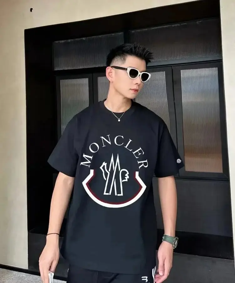 Moncler Logo T-Shirt [30+ styles] vista 4