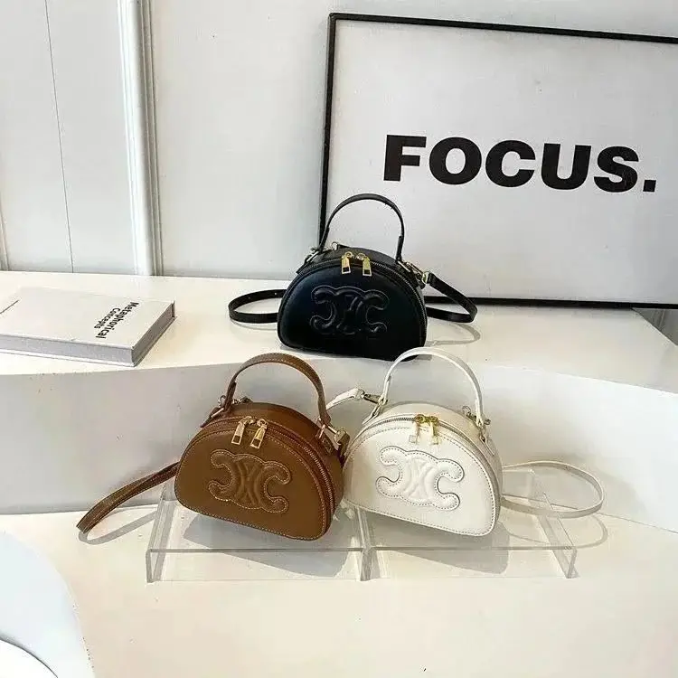Ver las 4 fotos Celine Triomphe Half Moon Single Shoulder Handbag