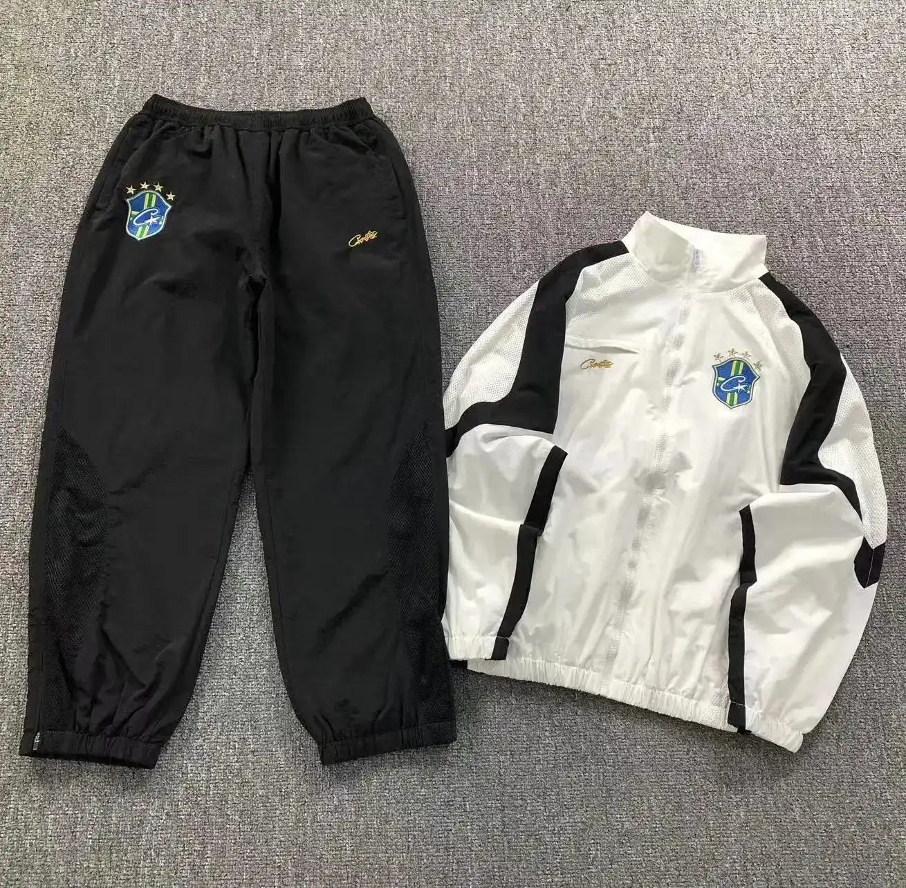 Ver las 4 fotos Corteiz Brazil Shield Jacket & Pants Set