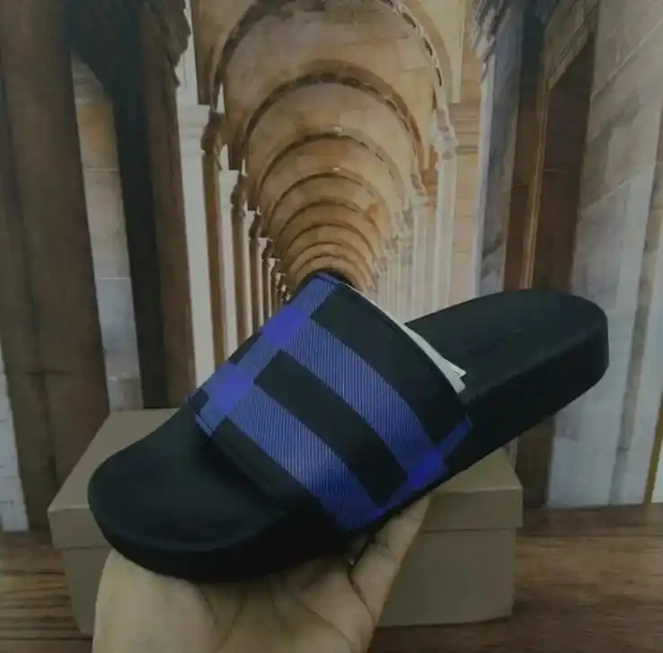 Burberry&Yeezy Slides vista 2