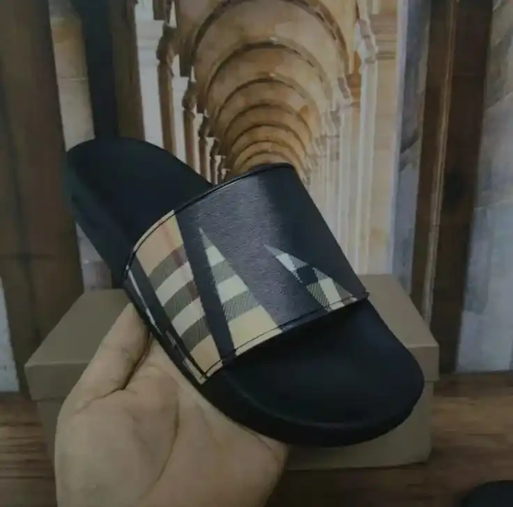 Burberry&Yeezy Slides vista 3